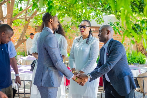 Mgeni rasmi Mkuu wa Mkoa wa Simiyu akisalimiana na Dr. Kweka mtaalam wa Saikolojia mara alipowasili kenye kongamano.